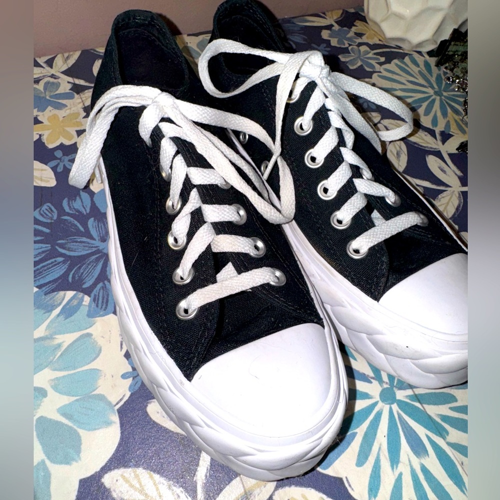 Barely worn converse sneakers size 6.5
